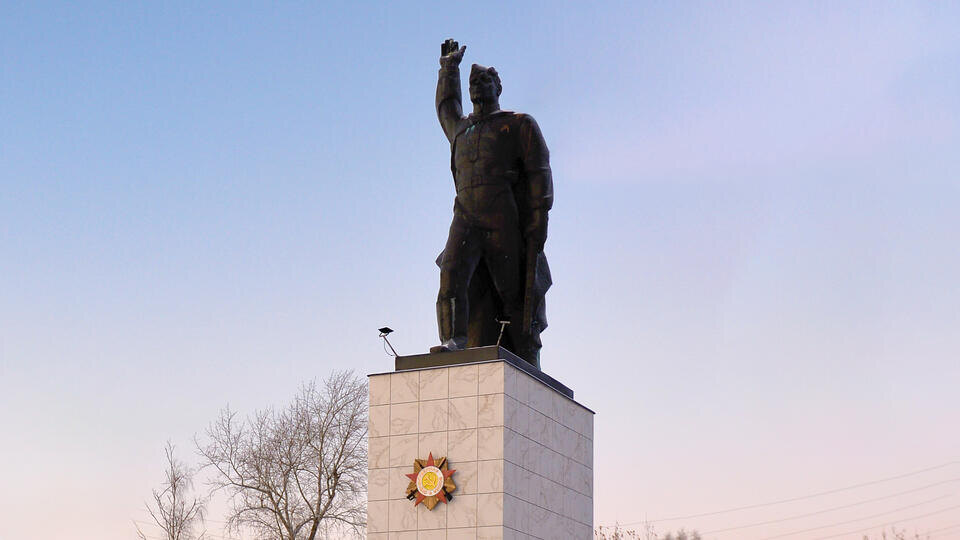     Дети подожгли венки на мемориале Славы в Свердловской области РИА Новости/Павел Лисицын