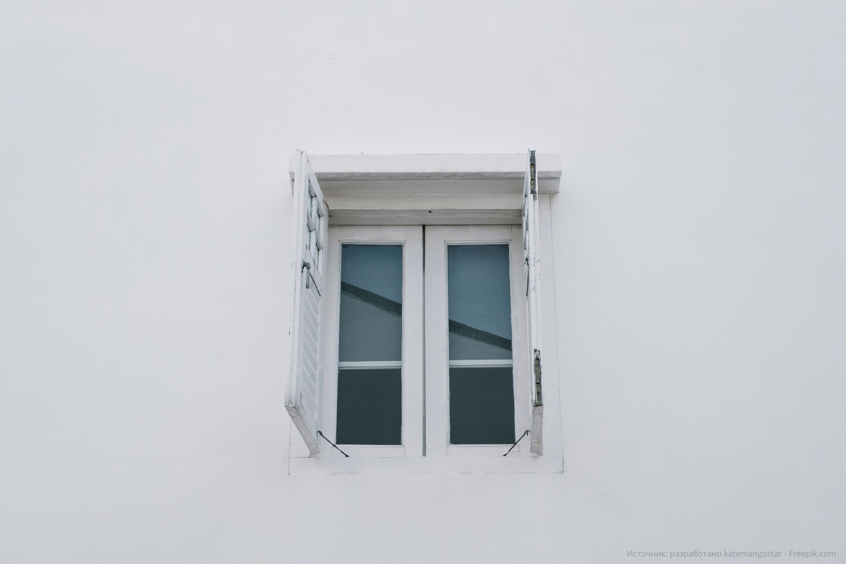 Пример установки слишком маленького окна, с которым уровень освещения большой комнаты будет недостаточным.