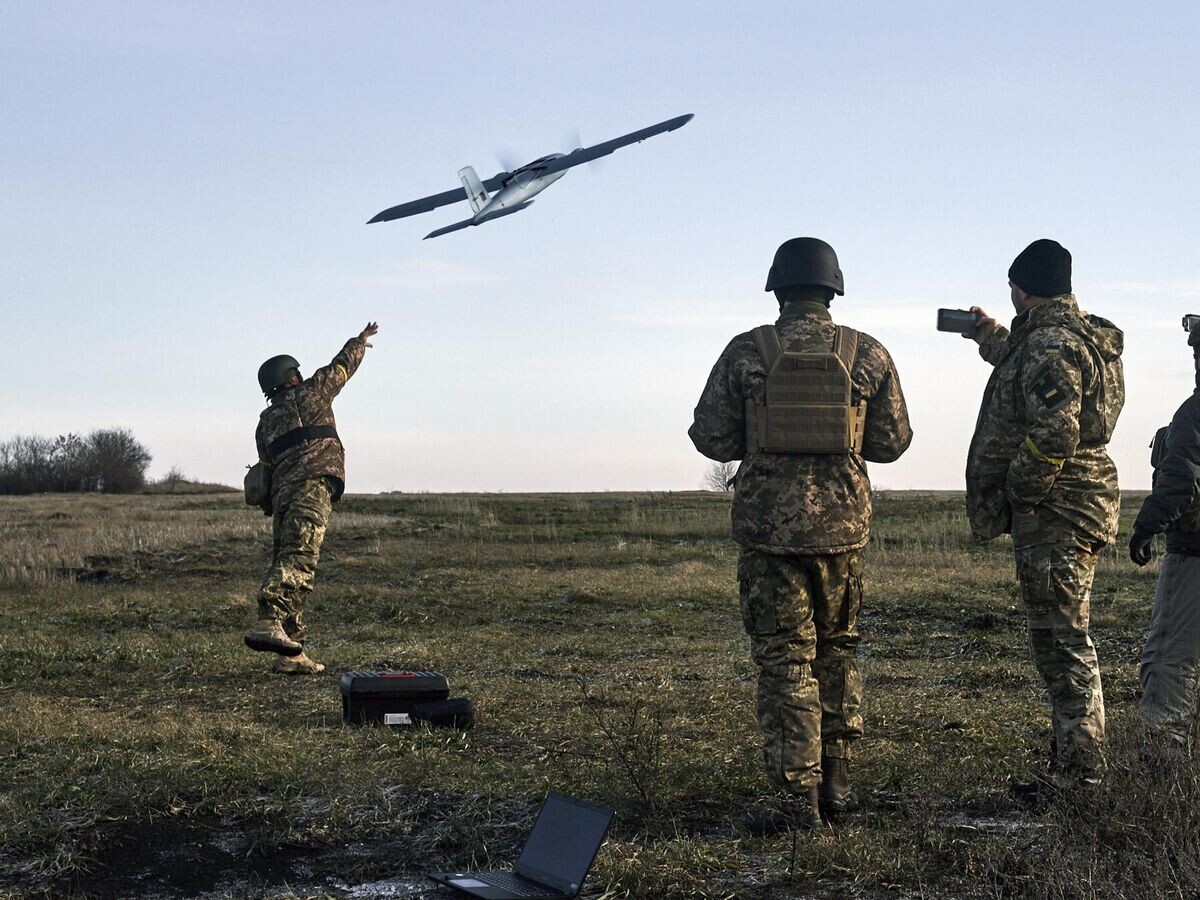    Украинские военные запускают беспилотник© AP Photo / Libkos