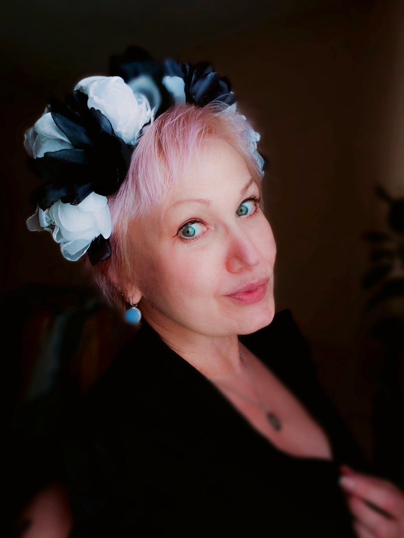 Это не театр оперетты! Это я, если помните, два года назад примеряла венок!