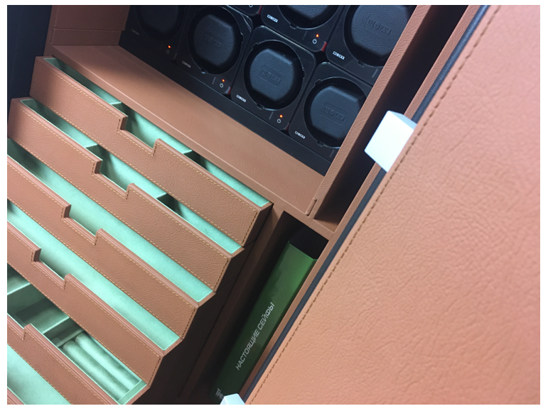 Сейф Brixia 6 с индивидуальным интерьером (кожа / замша) с механизмами для автоподзавода механических часов и турбийонов (watch winder) 