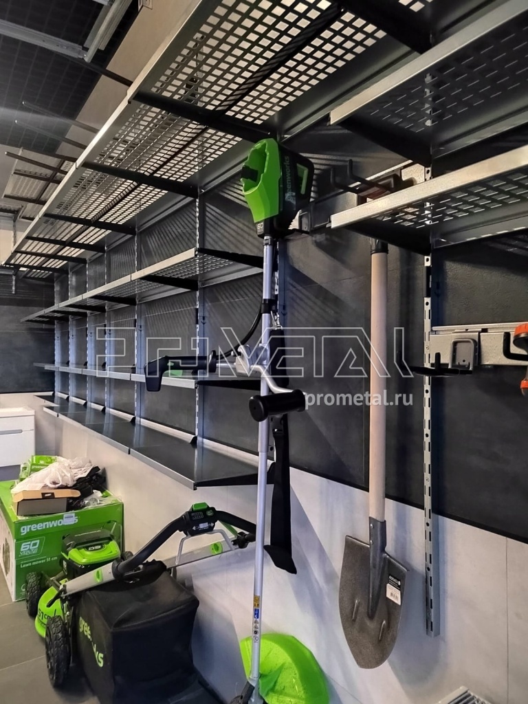 Хранение садового инвентаря на стене