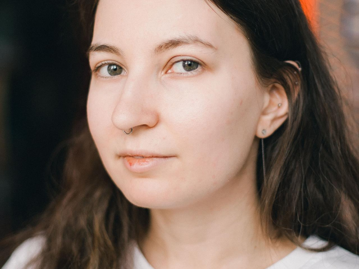 «Меня трогает, когда ученики радуются даже маленьким сердечкам в тетради. Они напоминают: ценить нужно не только большие победы, но и каждодневную работу».
Александра Трубицына, учитель английского языка Европейской гимназии
