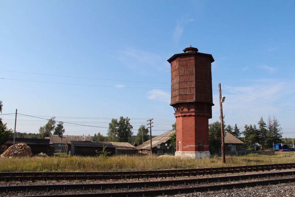 В 1913 год на станции «Глотовка» в 4 дворах жило 35 человек, а в посёлке при станции «Глотовка» — в 40 дворах 250 человек. Водонапорная башня