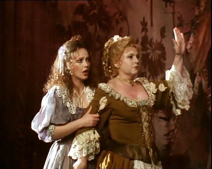    Нина Гуляева в спектакле «Тартюф» (1989). Фото: кадр из видео