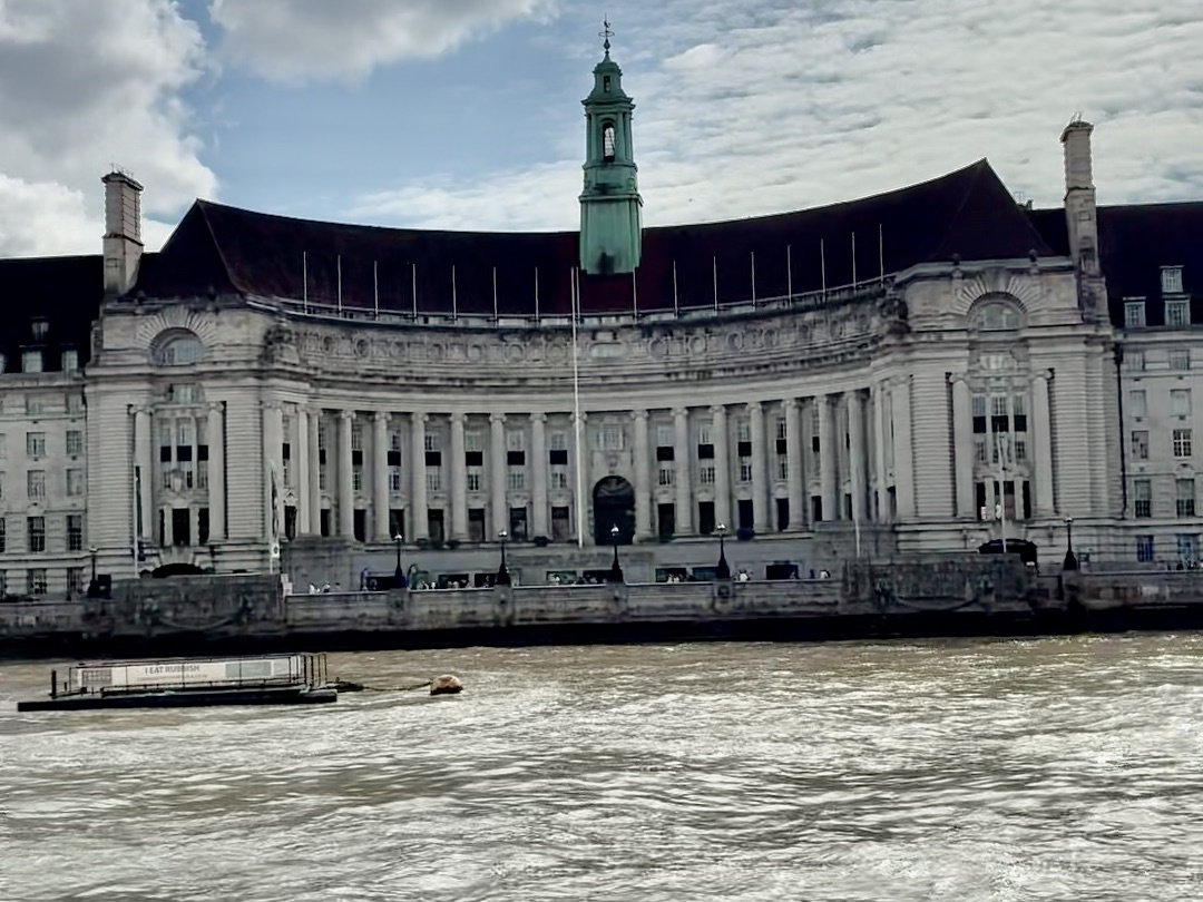 Здание Каунти-Холла (County Hall), вид с Темзы. Фото из личного архива.