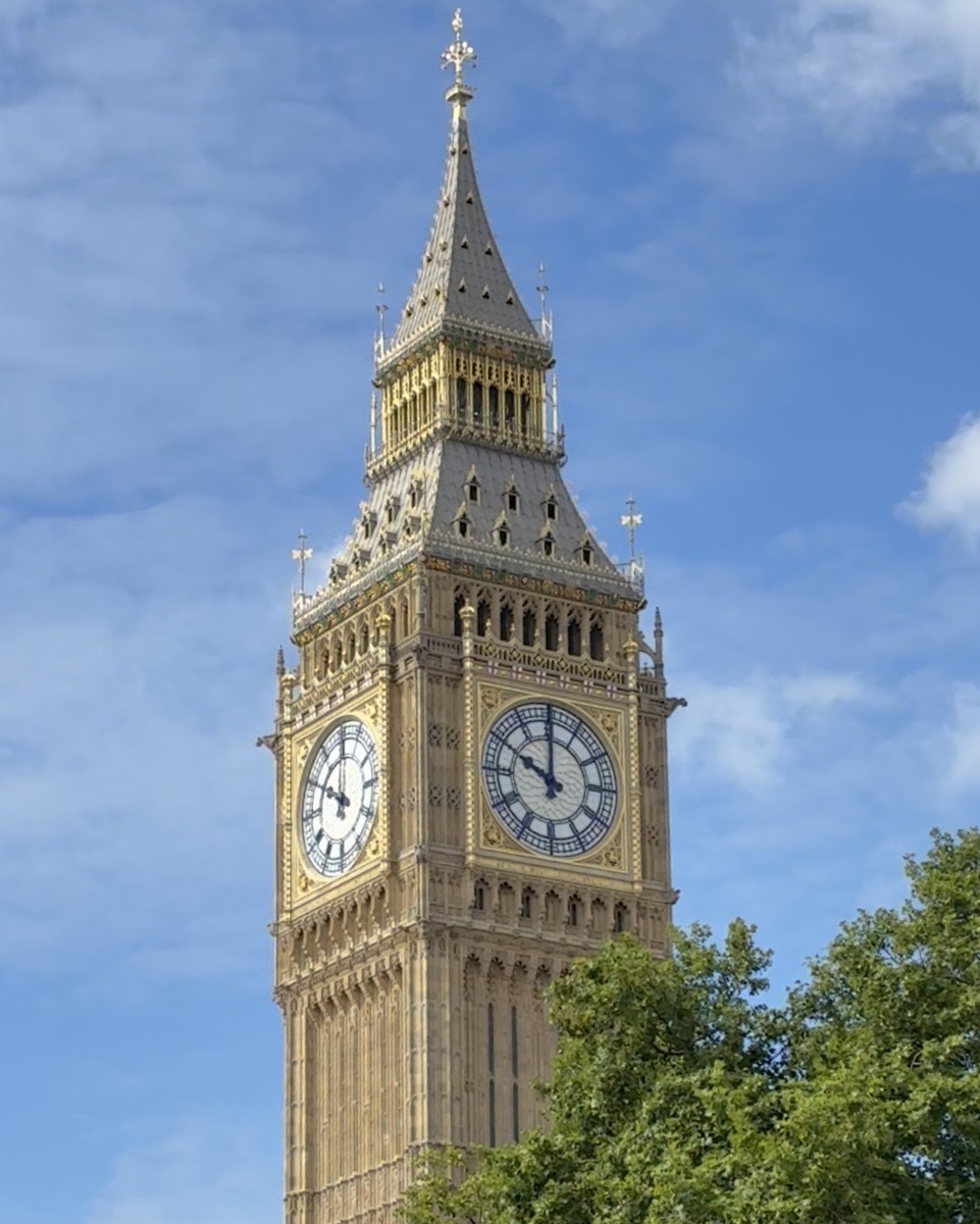 Знаменитые часы Биг-Бен в Лондоне (Big Ben clock in London), вид с Вестминстерского причала. Фото из личного архива