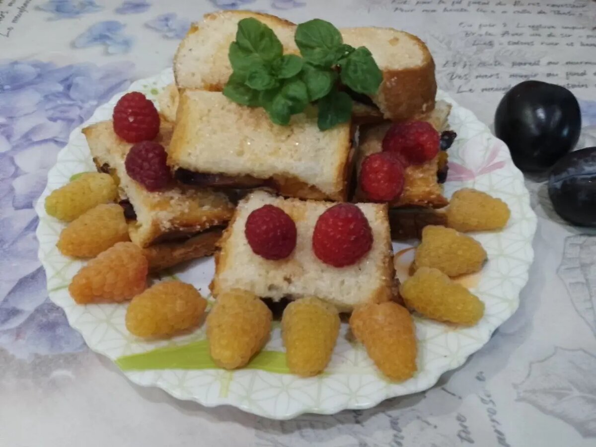 Десерт к чаю из батона, сливы и малины