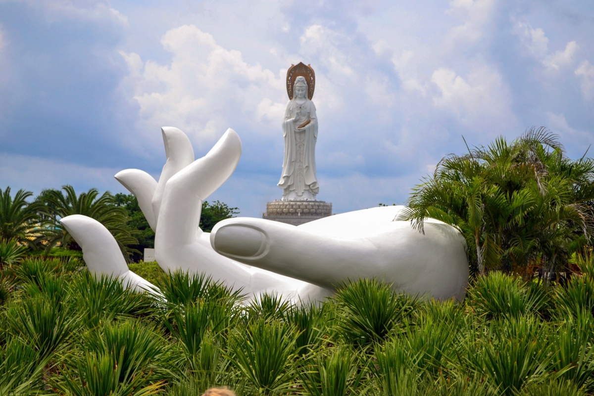 «Хайнань Гуань Инь» относится к статуе богини милосердия Гуань Инь на острове Хайнань, Китай, которая имеет высоту 108 метров, три лика и расположена на территории буддийского центра «Наньшань». Статуя является одной из самых высоких в мире и символизирует покровительство и защиту, а внутри нее находится храм с золотой статуей богини и множеством миниатюрных копий