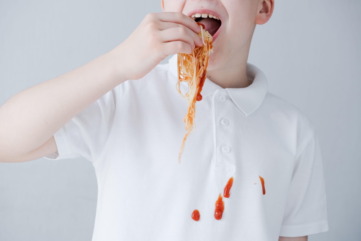     Въедливые, но не вечные: как отстирать пятна от помидоров с одежды