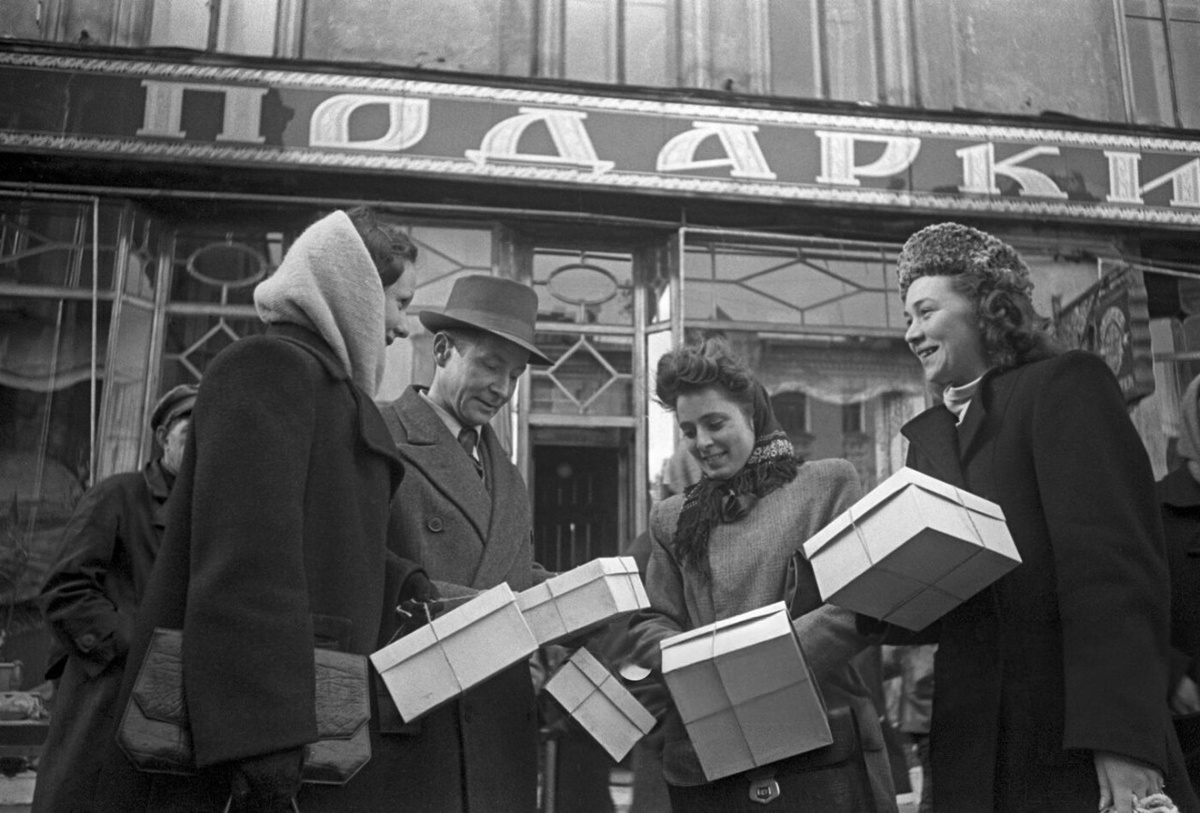 Около магазина "Подарки" в Столешниковом переулке, 1950. Автор фото: А. Гаранин. Риа Новости.