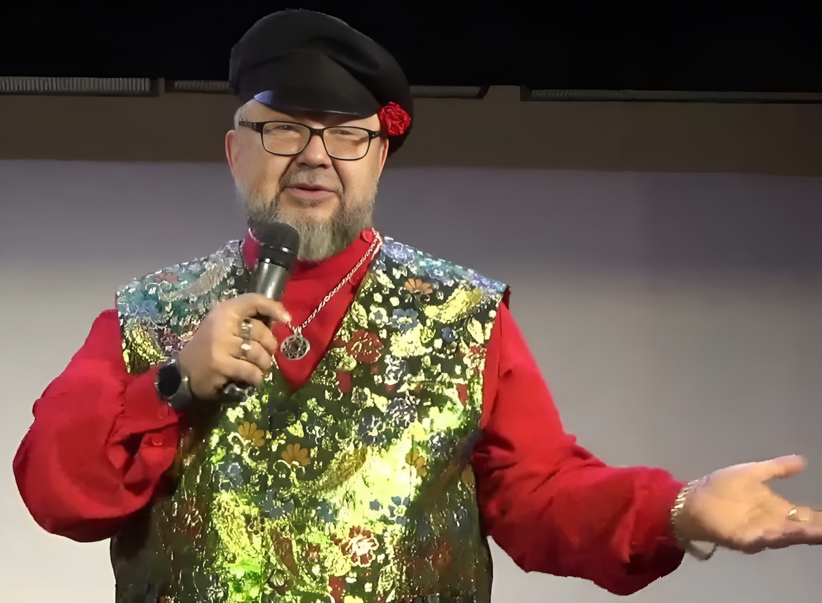 Петр Сухов композитор, поэт и писатель, музыкант и самобытный автор и певец собственных песен и песен казачьего фольклора