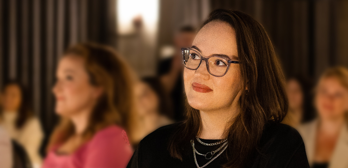 Меня зовут Катарина, я уже 9 лет как педагог по вокалу. Обожаю работать с голосом с помощью анатомии и физиологии голосового аппарата. Мягко и бережно веду каждого ученика к результату.