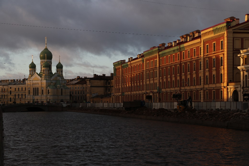 Справа - казармы Гвардейского флотского экипажа. Фотография С.П. Якуцени ©