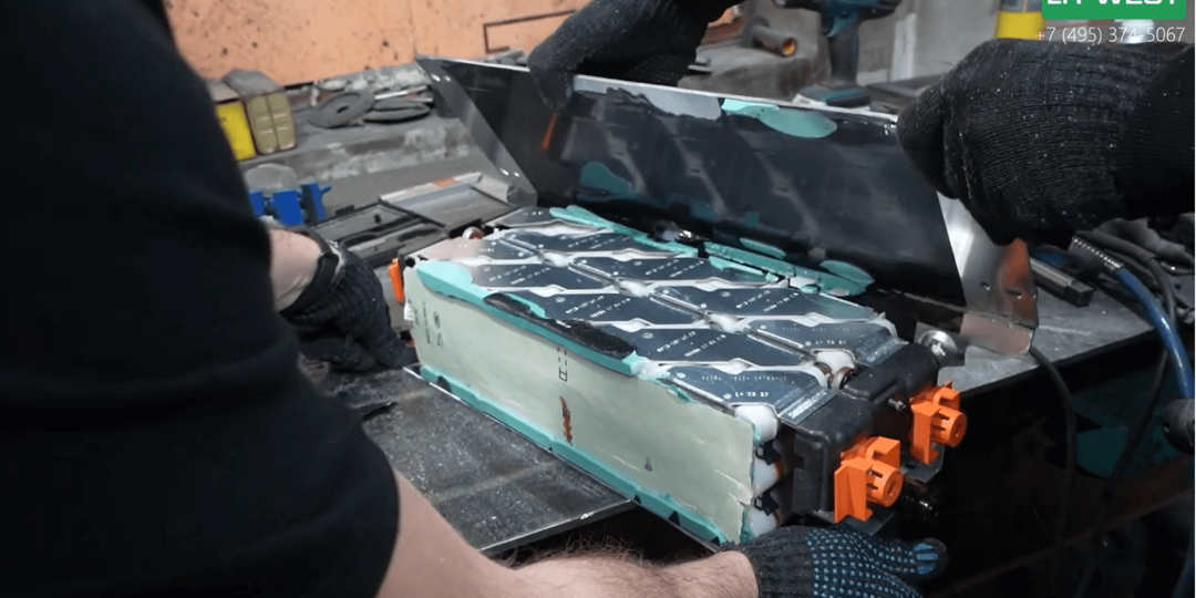 Вскрыли батарею гибридного Range Rover PHEV. Что внутри электромобиля?