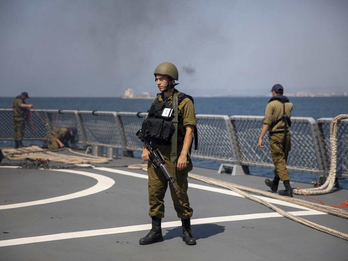    Военные на палубе корвета Atzmaut ВМС Израиля© AP Photo / Ariel Schalit