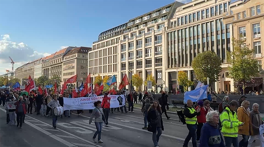    В Берлине проходит демонстрация против конфронтации отношений с Россией