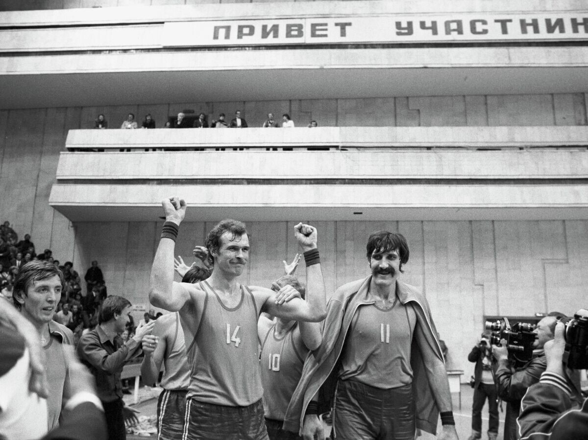    Баскетболисты Александр Белостенный и Владимир Ткаченко© РИА Новости / Дмитрий Донской