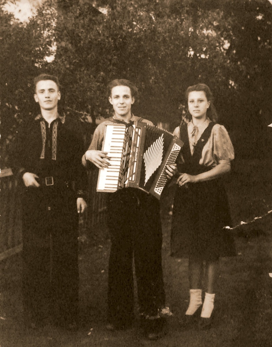 Не знаю, где сделан этот снимок, в Паволочи, куда Борис тоже приезжал, или в Мухтадыре. 