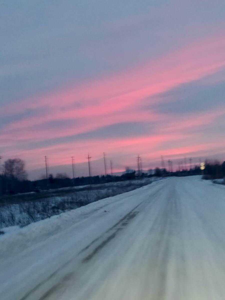 Вчерашний рассвет встретили в дороге за городом