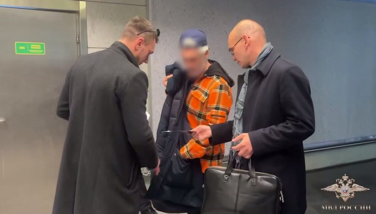    Вольфман во Внукове. Кадр из видео МВД