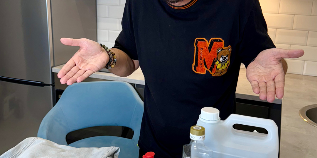 Сели на окрашенную лавочку и испортили свои любимые джинсы?