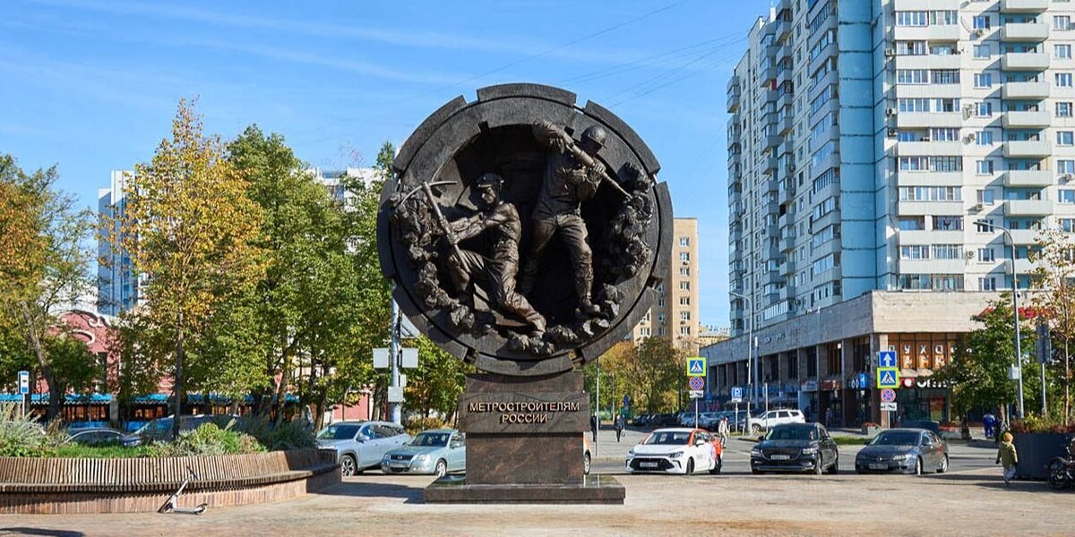 📷 1.1:  Монумент «Метростроителям России» на Сокольнической площади | Евгений Самарин. Mos.ru