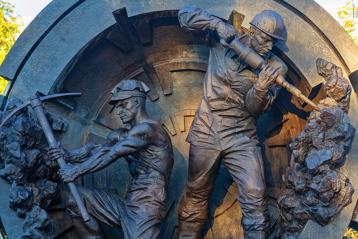 📷 1.2: Крупный план фигур (встреча эпох). 