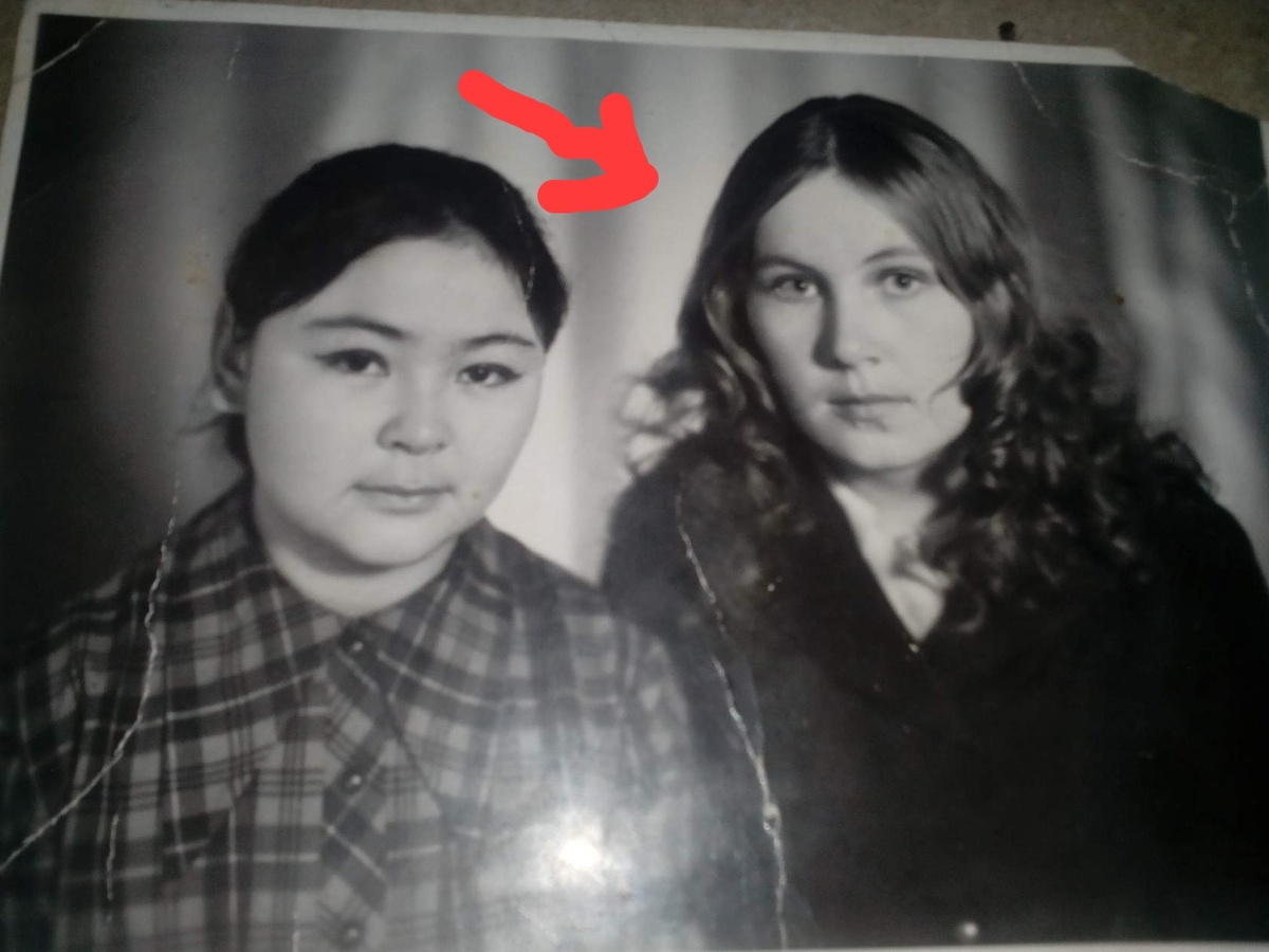 Рядом с мамой её подруга. Мама какое то время жила в Казахстане, в Алмате.