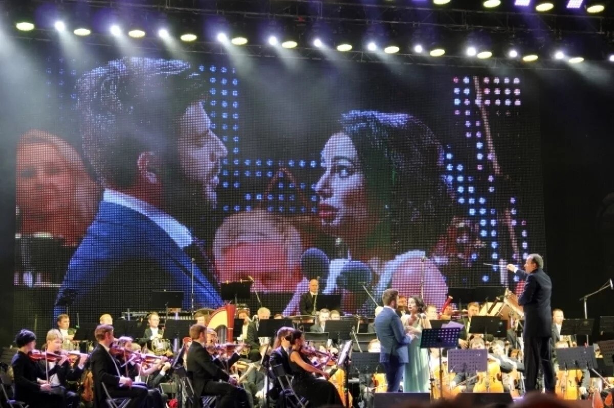    Оперный фестиваль «Казанская осень» был основан в 2011 году Александром Сладковским, Он проводится 30 августа ко Дню города и Дню Республики Татарстан.