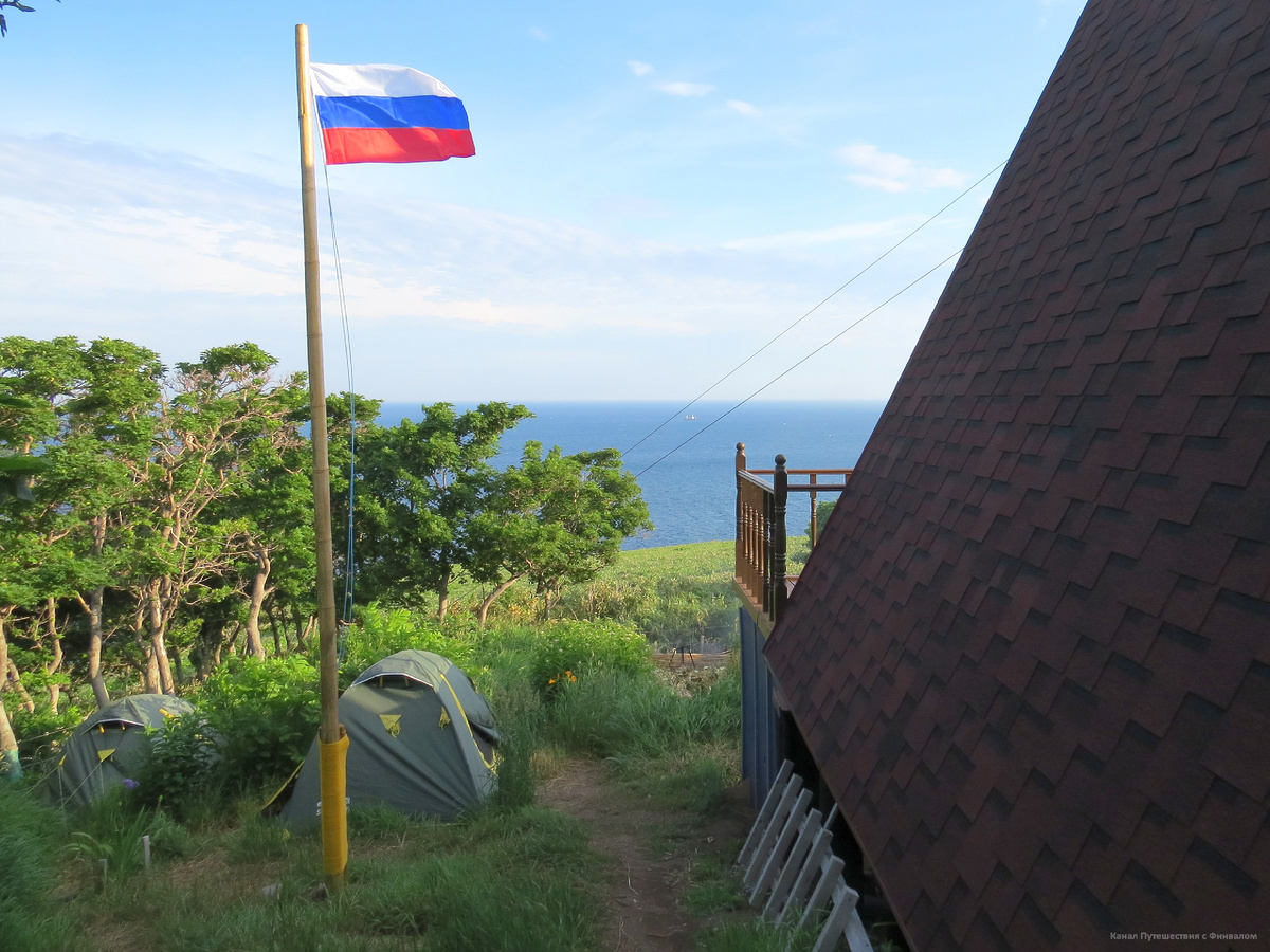 Что символично, флагшток из японского бамбука, принесенного морем на Итуруп.Август. Ждем урожай. Во-о-от такой!