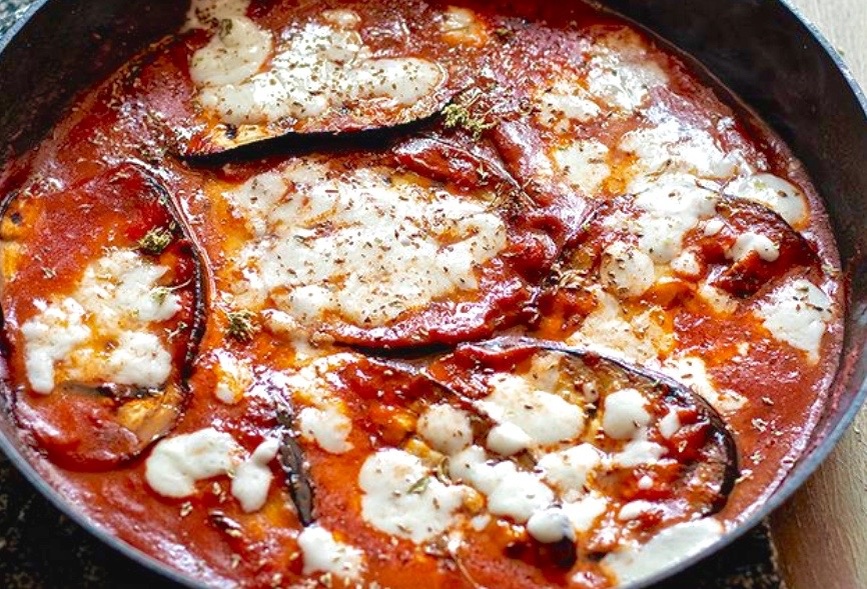 Пармиджана ди меланзане в сковороде.