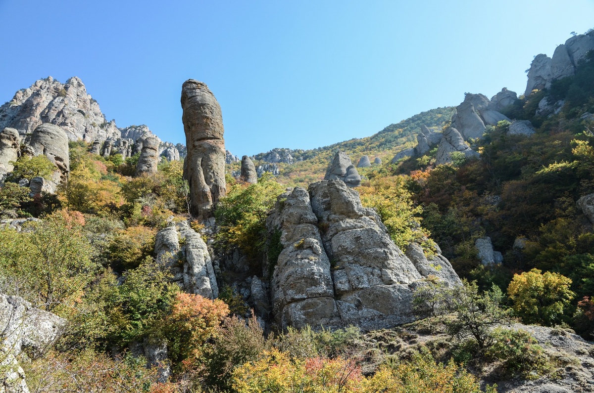 По Долине лучше пойти с гидом, он расскажет интересные истории и покажет нужные ракурсы скальных скульптур. Фото: mpolyakov с сайта commons.wikimedia.org