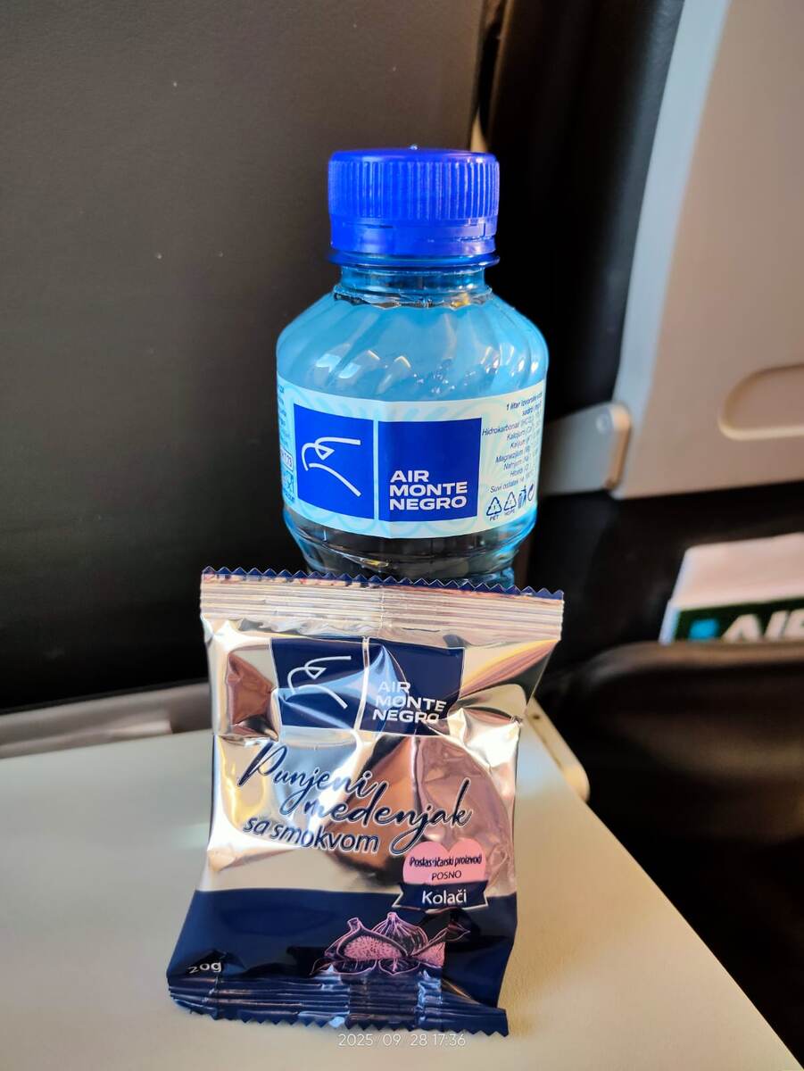 Вода и пряничек от авиакомпании