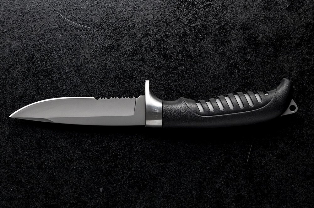    Нож во сне символизирует острый конфликт, скрытую угрозу или внутреннюю боль. Фото: freepik.com