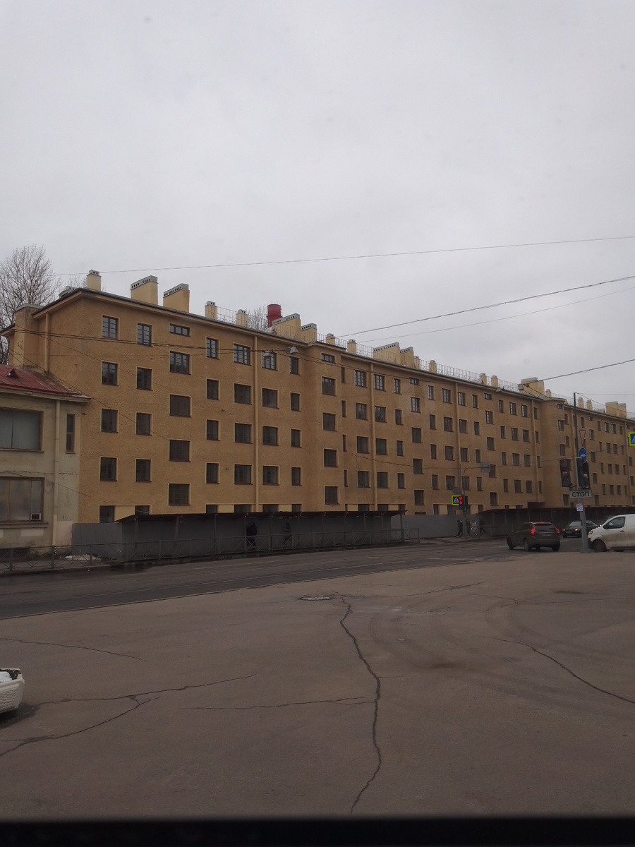 Отреставрированное здание со стороны Полюстровского проспекта. Уже нет лесов, но она пока за забором. Соседний унивемаг скорее всего уже не работает