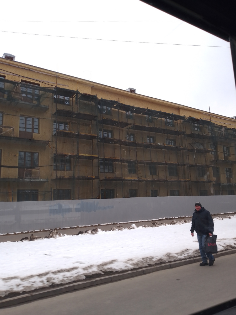 Соседнее здение ближе к Полюстовскому проспекту пока в лесах 