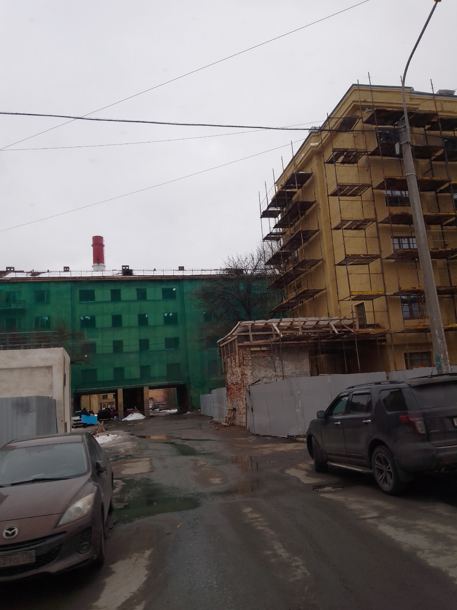 Руины здания во дворе. Их даже сеткой обнесли во избежании повджения штукатурки 