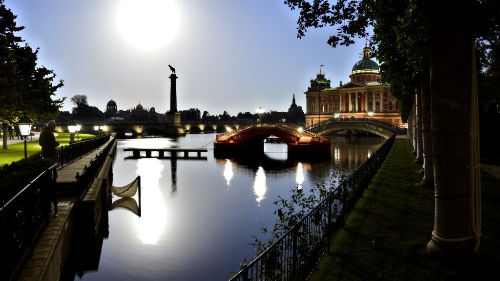    Можно ли увидеть белые ночи Санкт-Петербурга без суеты