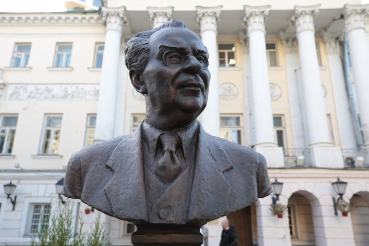 Памятник В.П. Потемкину, фото Ольга Мерзлякова / «Научная Россия» Информация взята с портала «Научная Россия» (https://scientificrussia.ru/)