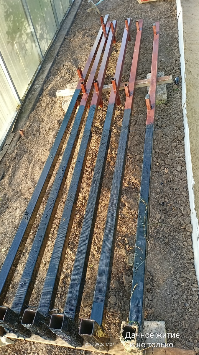 Столбы полностью готовы к вкапыванию