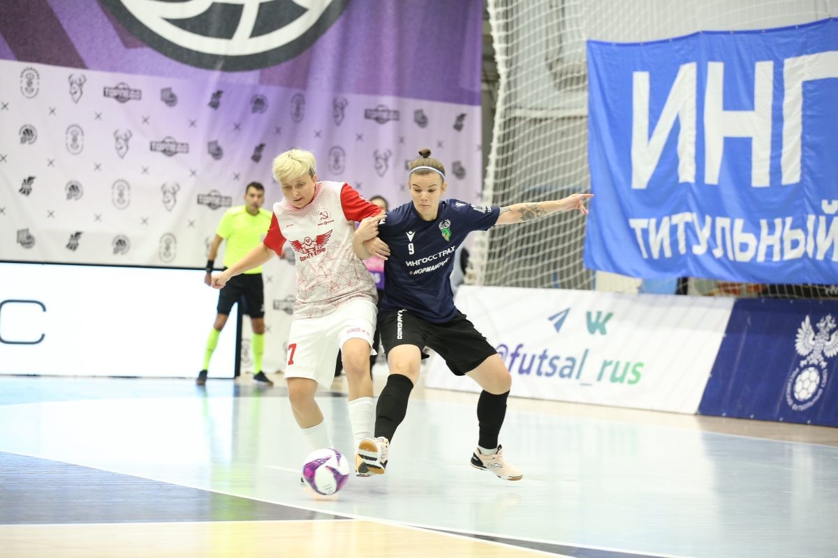    Яна Зимирова (в тёмной форме) против опытнейшей Татьяны Дерипаско