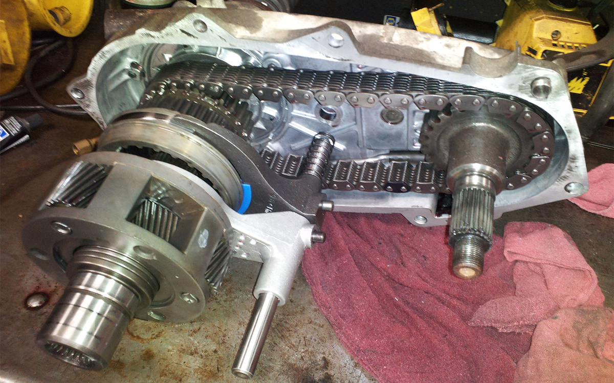 Dana60Cummins / CC BY-SA 3.0 / Wikipedia Commons📷Раздаточная коробка автомобиля Jeep: демультипликатор — планетарный, полный привод — подключаемый, передача мощности — цепью, вилка белого цвета переключает режимы работы демультипликатора, вилка черного цвета подключает вторую ведущую ось