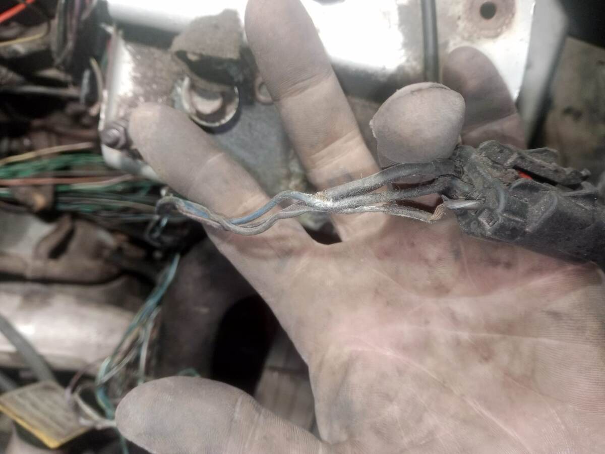 Датчик коленвала. Тожж спеклись проводочки.