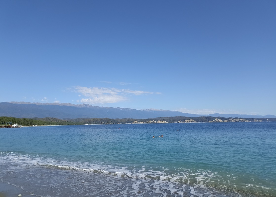 Пицунда в октябре, Абхазия-2025. Фото Tatyana Gol, скопировано из комментариев "Сегодня отличная погода. Море неспокойное, штормящее, но вода прогрелась и плавать намного приятнее, чем в первые дни отдыха" (©Tatyana Gol)