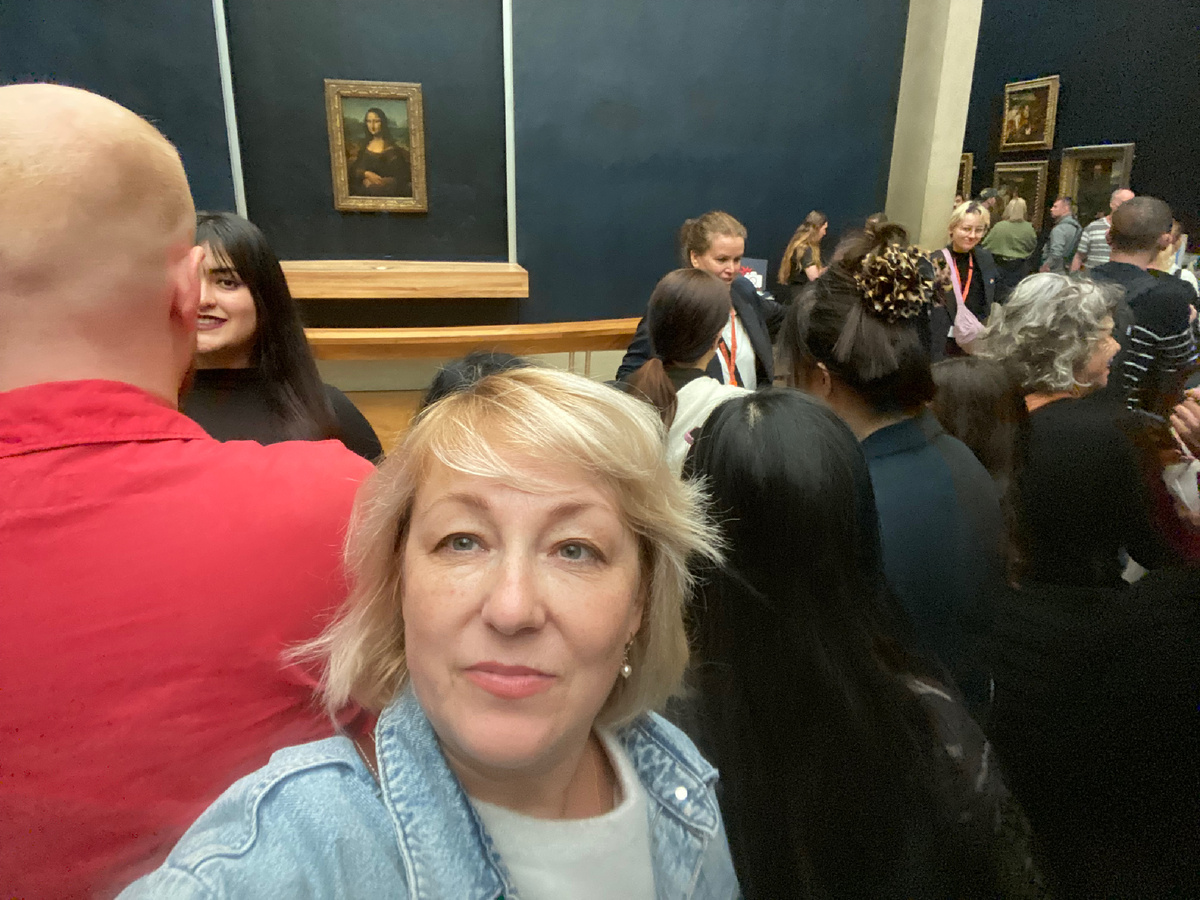 Думала, что девушка слева от меня никогда не уйдет от портрета. Застряла надолго…