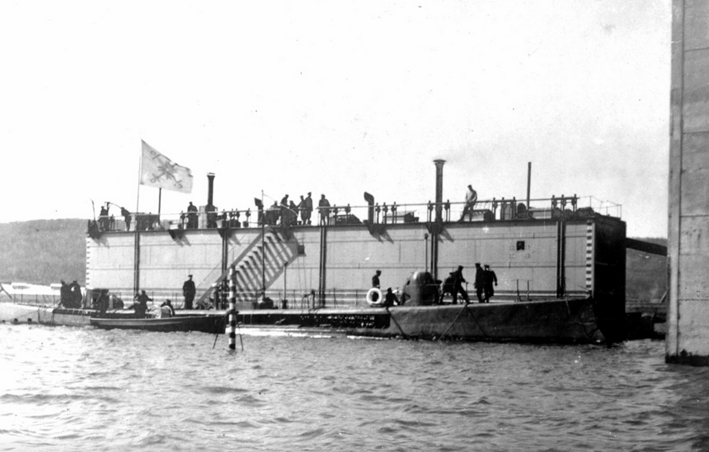 Подводная лодка "Касатка" у плавучего дока