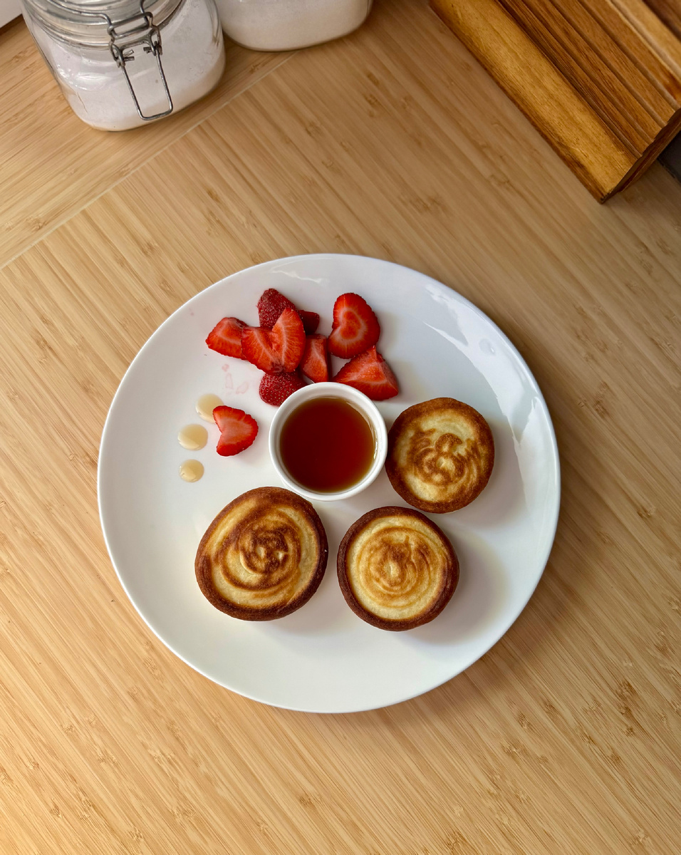 Завтрак. Оладьи с кленовым сиропом 