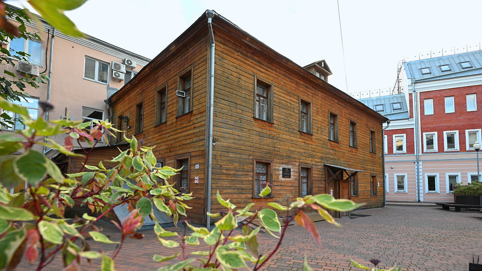 Первым москвичом в семье Есениных стал отец поэта Александр Никитич Есенин, работавший старшим приказчиком в лавке купца Крылова и снимавший у хозяина комнату в доме №24 по Большому Строченовому переулку (здание восстановлено, оригинальный дом не сохранился).📷Фото: Евгений Разумный / Коммерсантъ