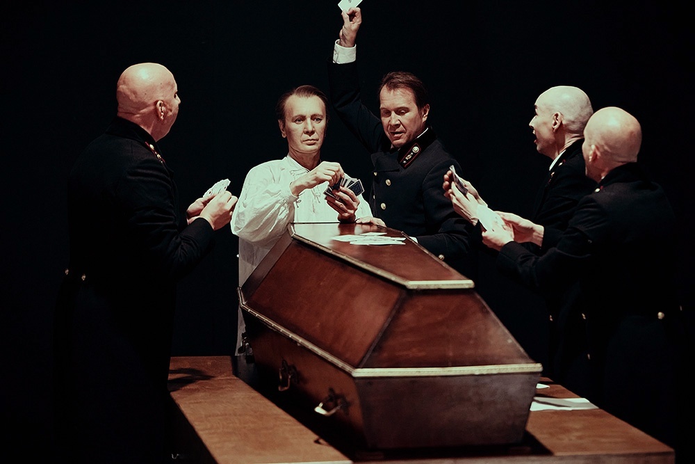    Восстав из гроба, персонаж Евгения Миронова тут же обретает двойника в исполнении Леонида Тимцуника. / Фото: Пресс-служба Театра наций